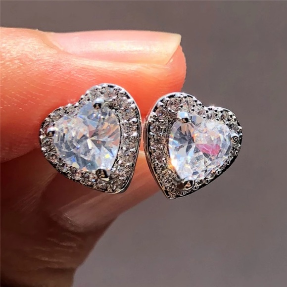 Jewelry - New Heart Diamond Stud Earrings